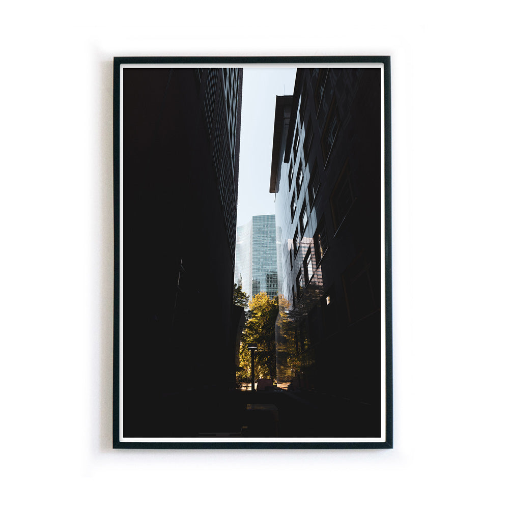 Frankfurt Poster mit blick durch die Frankfurt Hochhäuser. Bild im schwarzen Rahmen.