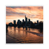 Frankfurt Poster vom Main und der Frankfurter Skyline, mit rotem Himmel beim Sonnenuntergang. Bild mit weißen umlaufenden Rand. Quadratisches Format.