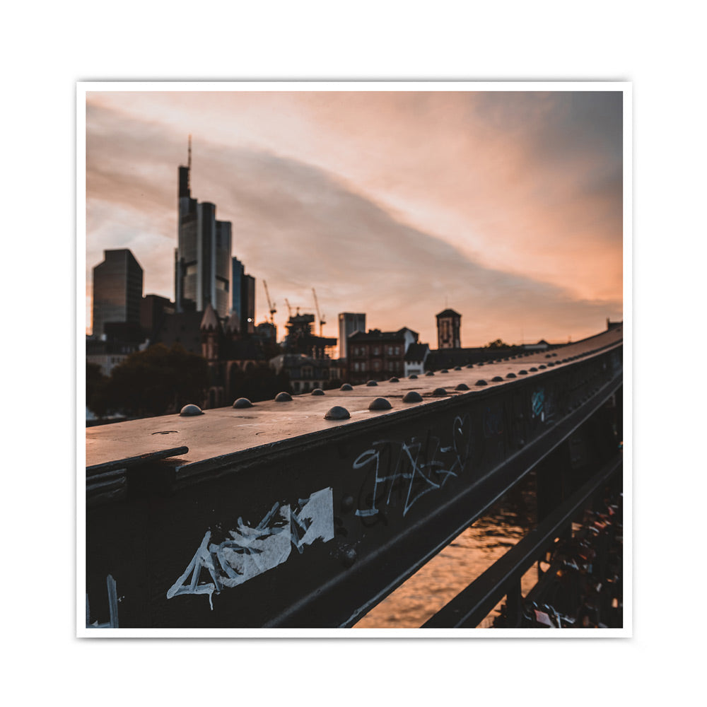 Frankfurt Poster vom Eisernen Steg zum Sonnenuntergang. Frankfurter Skyline im Hintergrund. Bild im quadratischen Format.