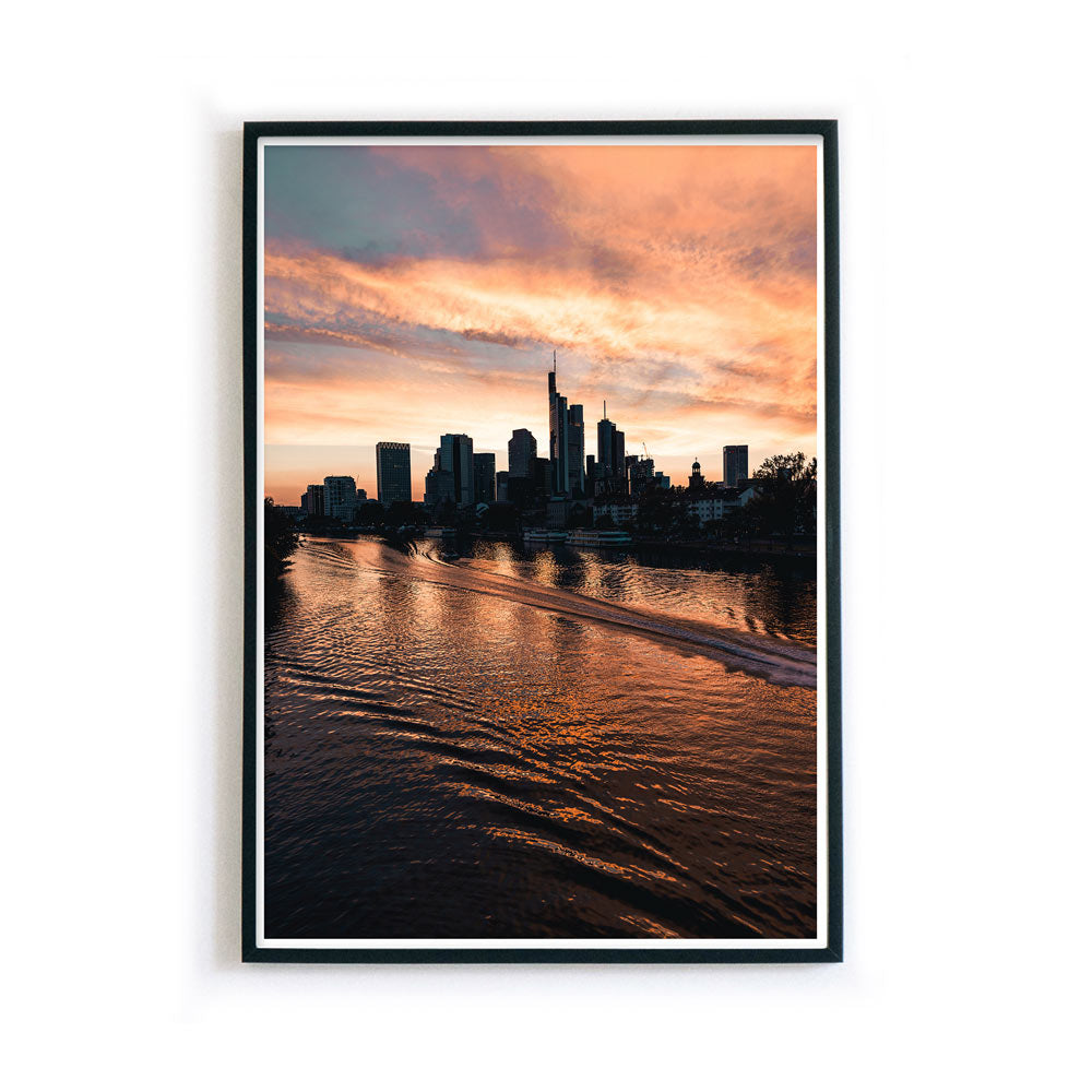 Frankfurt Poster vom Main und der Frankfurter Skyline, mit rotem Himmel beim Sonnenuntergang. Bild im schwarzen Rahmen.