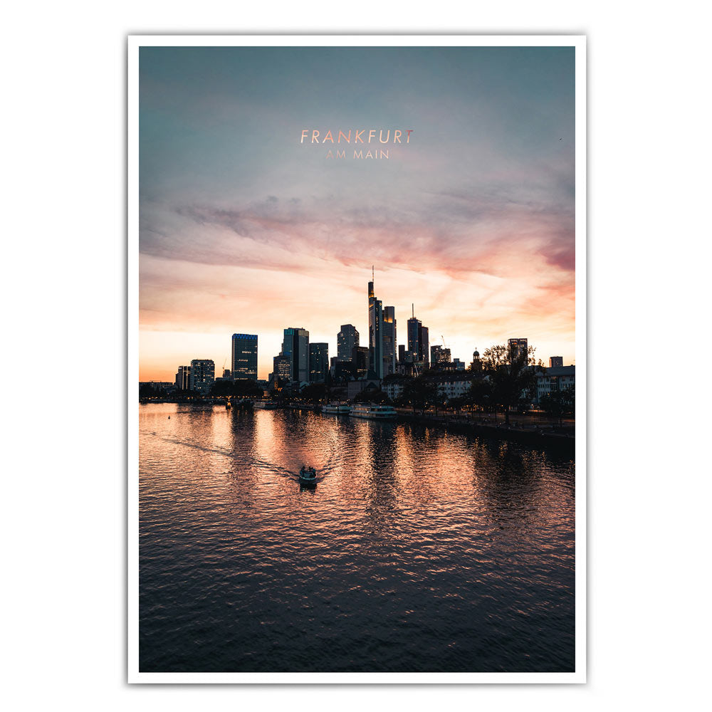Frankfurt am Main Skyline Poster. Farbenfroher Sonnenuntergang, kleines Boot fährt im Vordergrund über den Main.