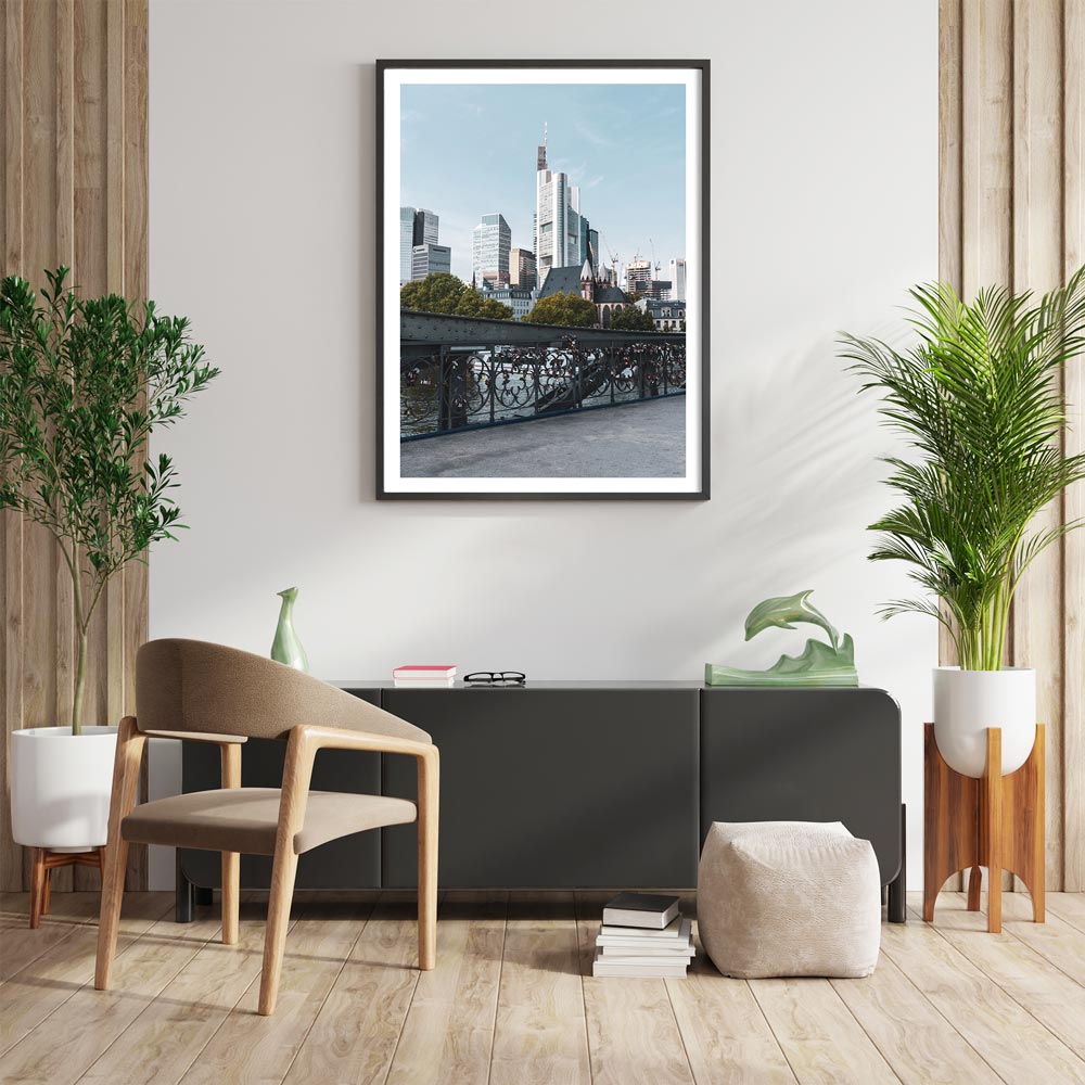 Frankfurt am Main Skyline Poster im Retro Look. Bild mit weißen umlaufenden Rand. Bild im schwarzen Bilderrahmen an der Wand.