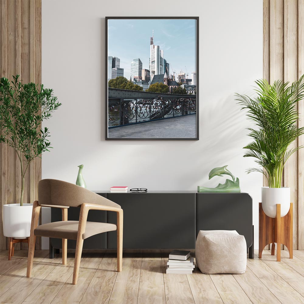 Frankfurt am Main Skyline Poster im Retro Look, gerahmt an der Wand.