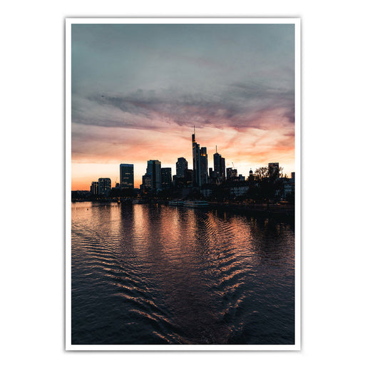 Frankfurt Skyline Poster zum Sonnenuntergang. Kraftvoller Himmel mit Spiegelungen im Main.