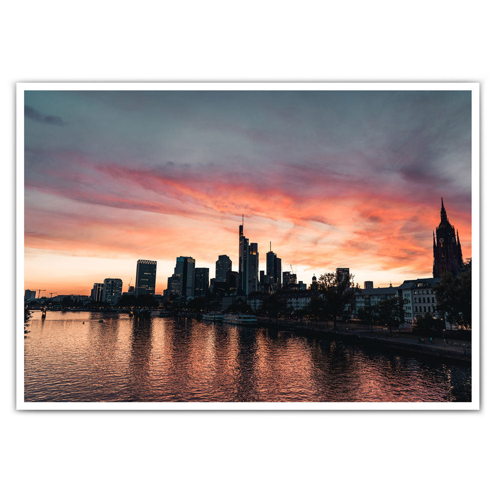Frankfurt Skyline Poster im Querformat. Roter Himmel zum Sonnenuntergang, Spiegelung im Main. 