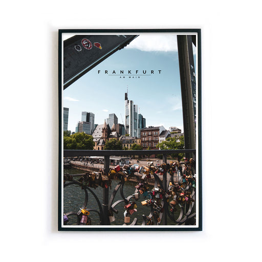 Frankfurt Poster im retro look der Frankfurter Skyline und im Vordergrund Liebesschlösser. Poster gerahmt im schwarzen Bilderrahmen.