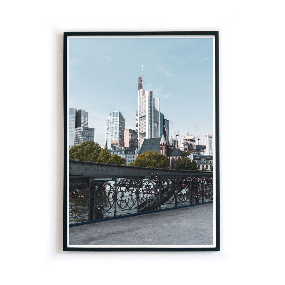 Frankfurt am Main Skyline Poster im Retro Look. Bild im schwarzen Bilderrahmen.