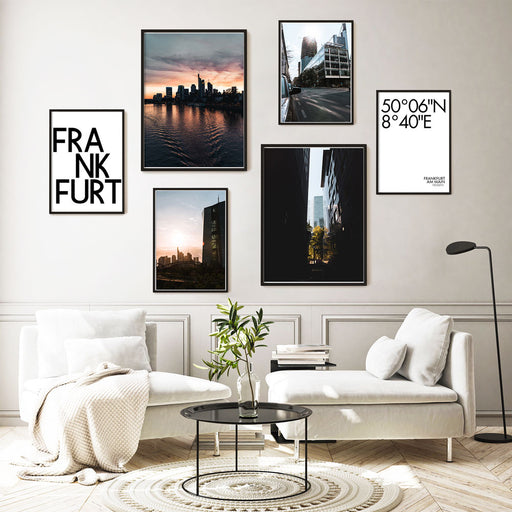 Frankfurt Bilderwand in Farbe. 4 FFM Fotografien bei Sonne und 2 Spruch Bilder. Bilder in schwarzen Rahmen an der Wand über einem hellen Sofa.