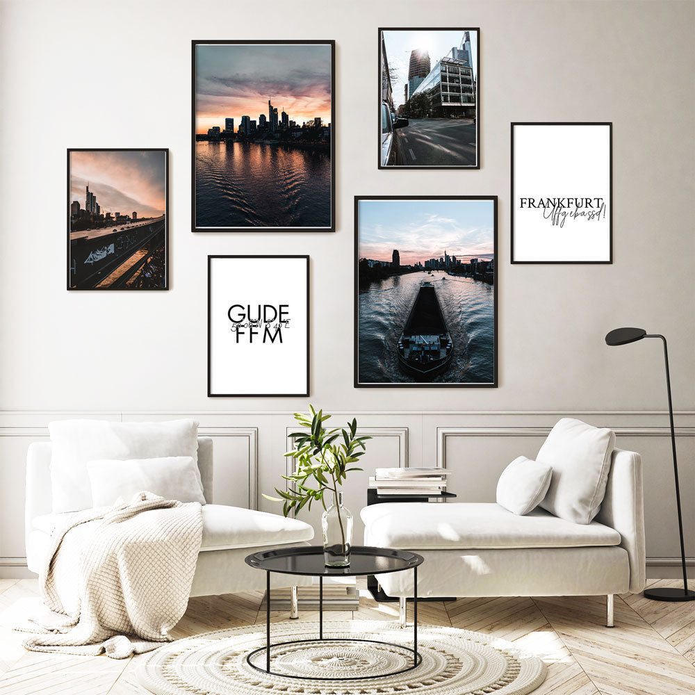 Frankfurt Bilderwand in Farbe. 4 FFM Fotografien bei Sonnenuntergang und 2 Spruch Bilder. Bilder an der Wand im Wohnzimmer.
