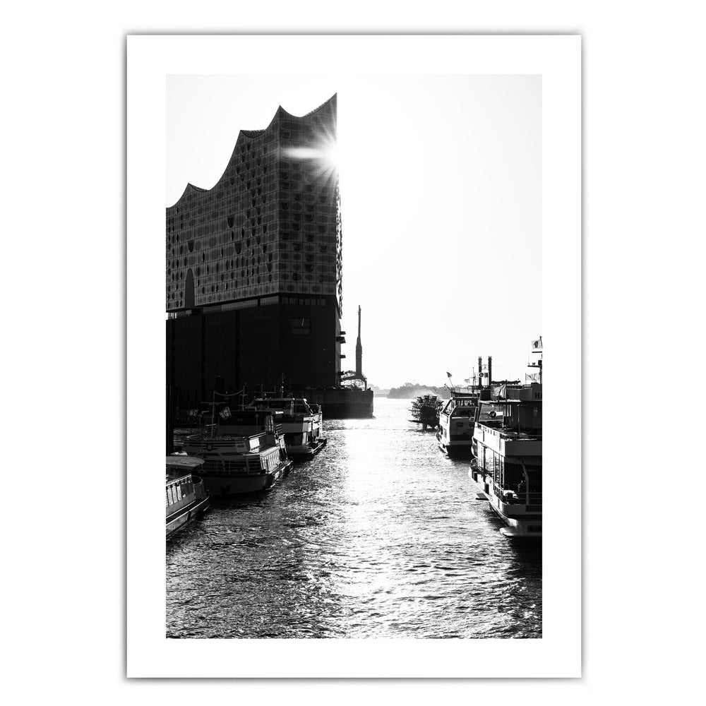 Elbphilharmonie am Wasser - Schwarz Weiß Bild