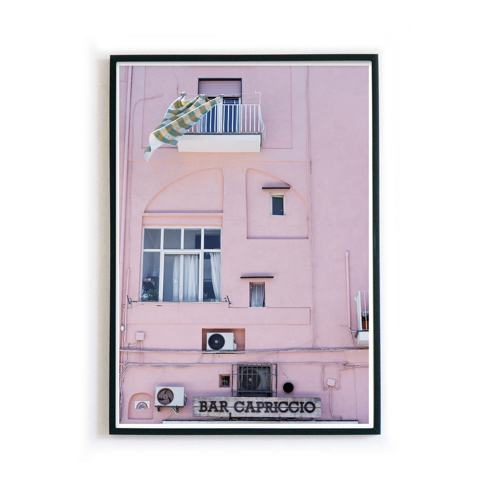 4one-pictures-italien-poster-pink-farbe-haus-insel-urlaub-rosa-frau-bild-wandbild-1.jpg