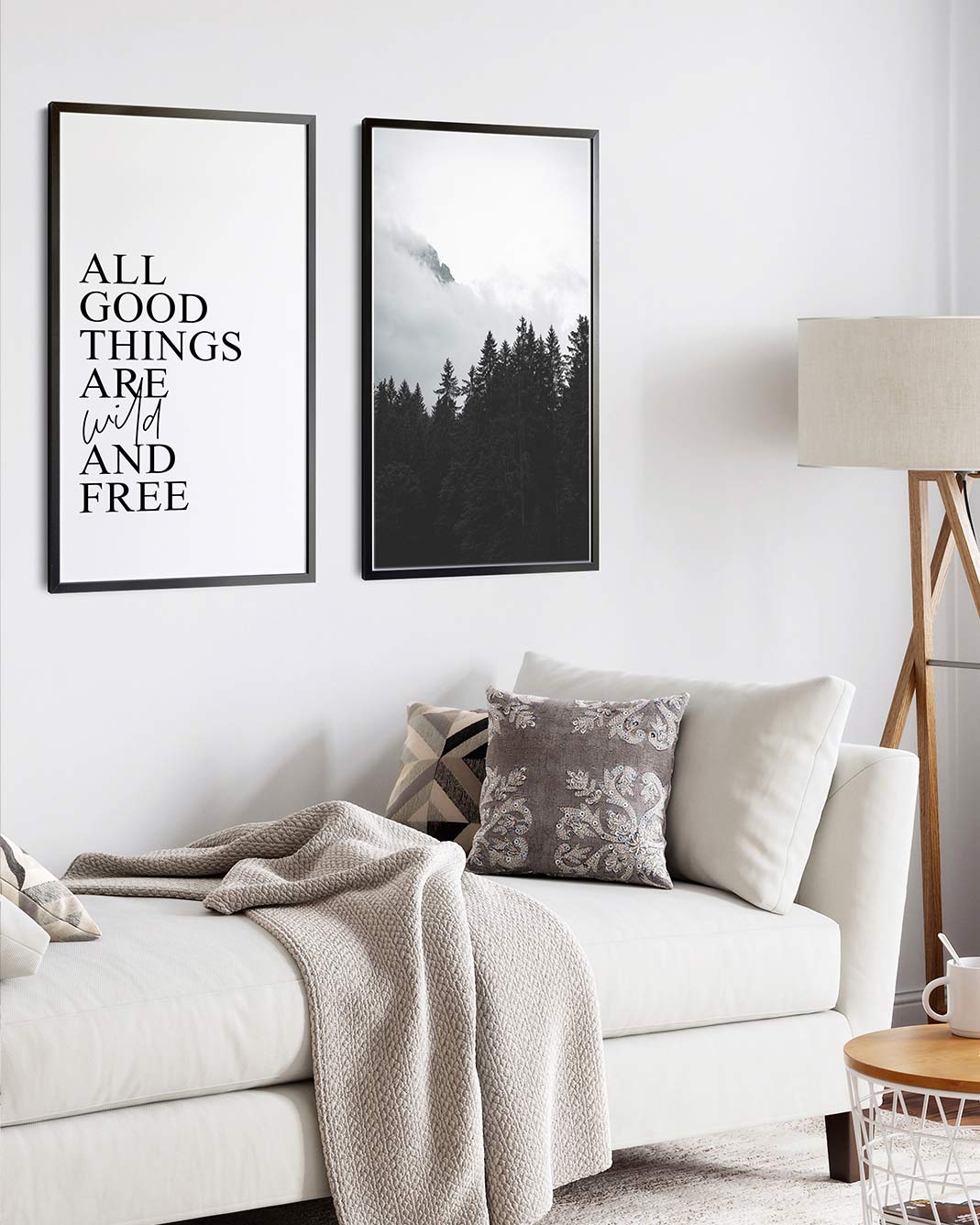 Schwarz Weiß Wald Poster mit Wolken und Berg im Hintergrund. Kombiniert mit Spruch Bild Wild &amp; Free im schwarzen Rahmen über dem Sofa