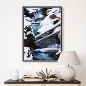 Baumstämme & Fluss - Winter Poster