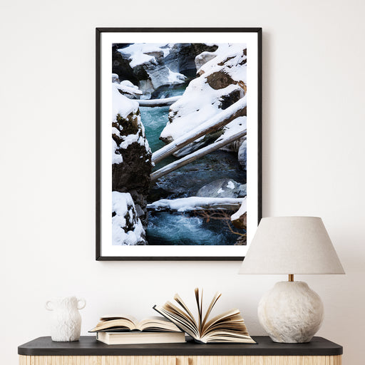 Baumstämme & Fluss - Winter Poster