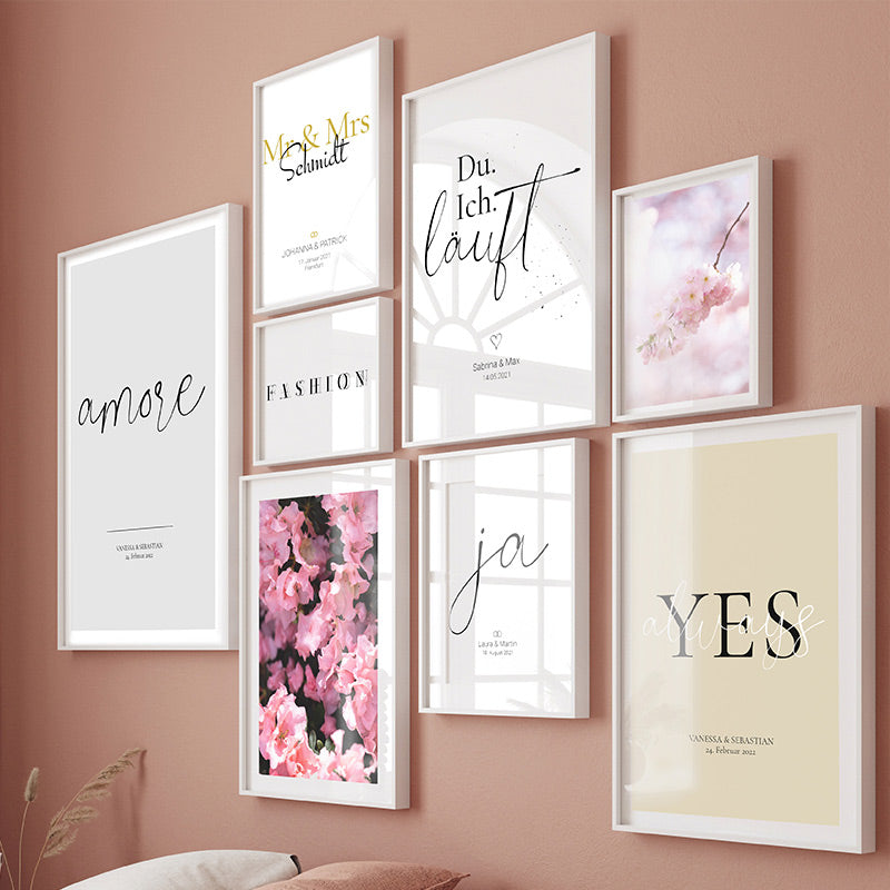 Auswahl von Personalisierten Poster für Paare kombiniert mit Blumen Bildern in weißen Bilderrahmen. Über dem Bett im Schlafzimmer.