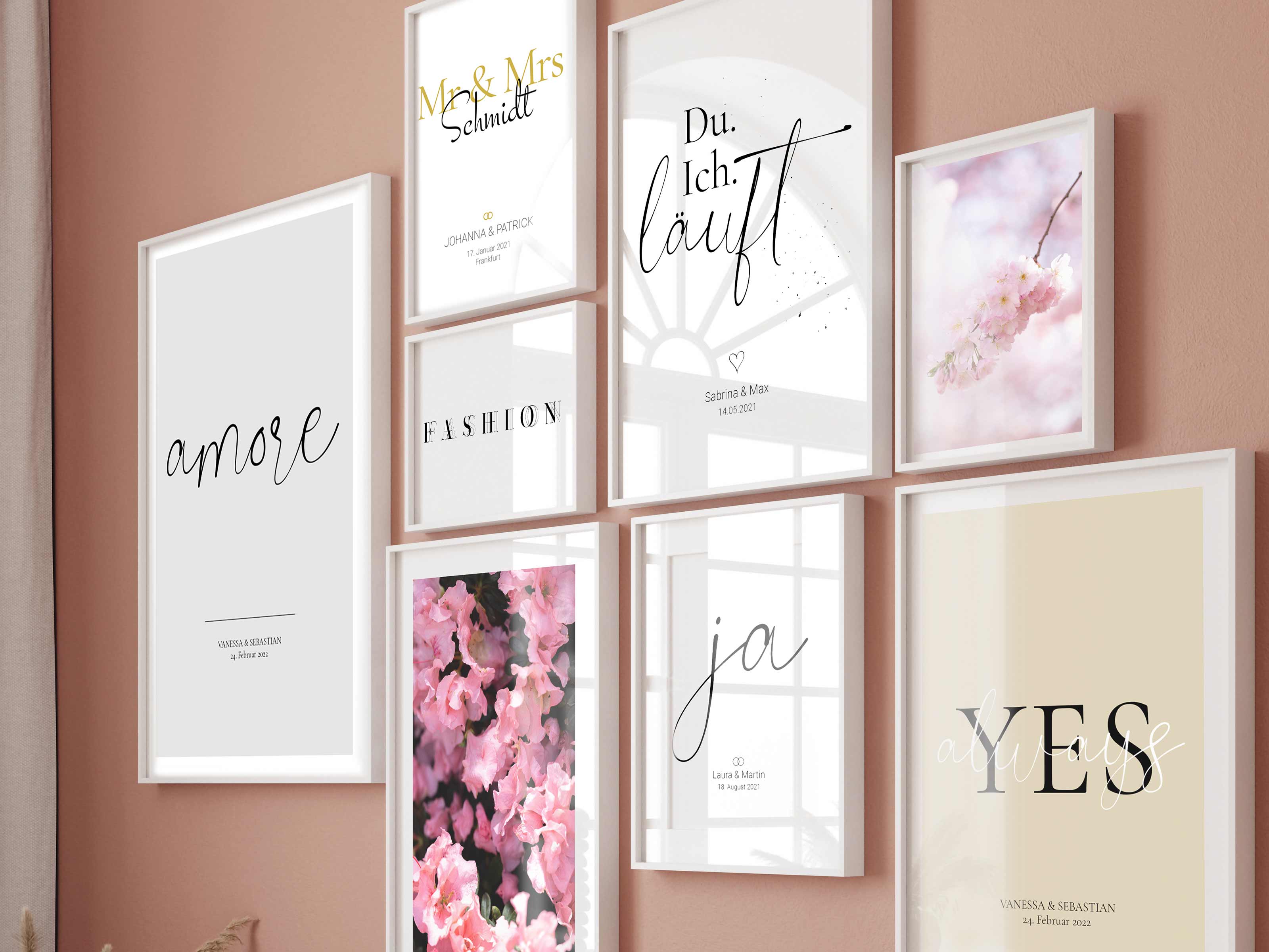 Auswahl von Personalisierten Poster für Paare kombiniert mit Blumen Bildern in weißen Bilderrahmen. Über dem Bett im Schlafzimmer.