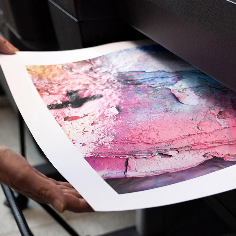 Produktion von Postern hinter den Kulissen. Abstraktes Bild in bester Druckqualität auf hochwertigen matten Fotopapier