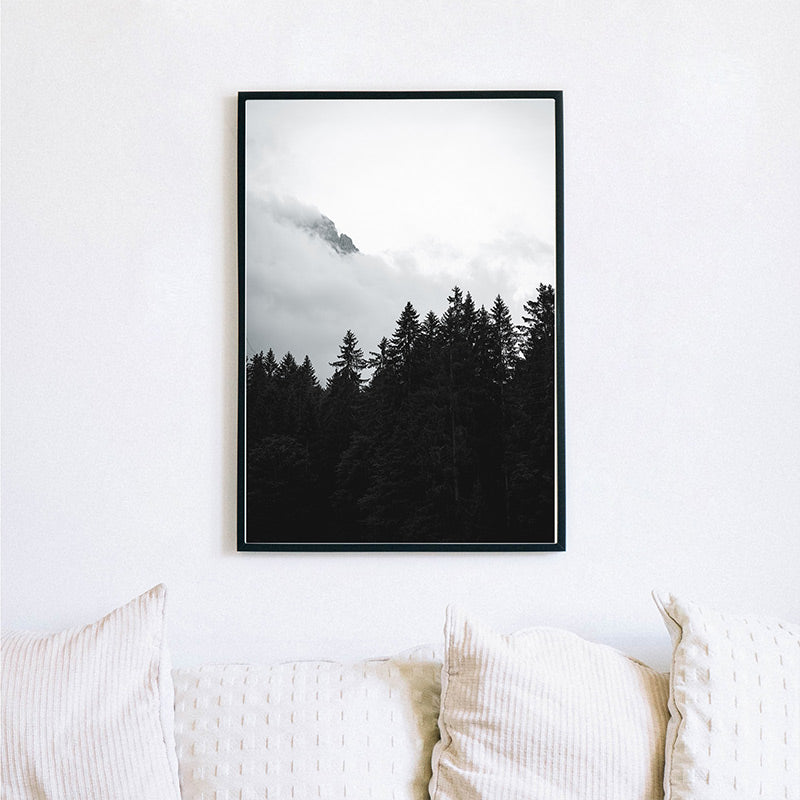 4one pictures schwarz weiß poster von einem Wald, dahinter ein Berg in wolken