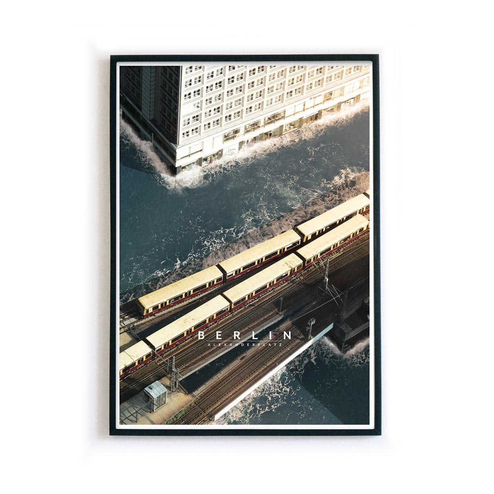 Berlin Poster vom Alexanderplatz der Unterwasser steht. Blick vom Fernsehturm runter auf die Bahn. Bild im schwarzen Bilderrahmen.
