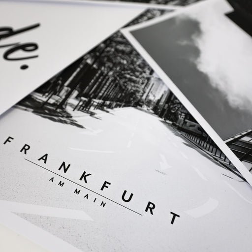Nahaufnahme von übereinander liegenden Frankfurt Postern in schwarz weiß. Fokus liegt auf einem Frankfurt Schriftzug unten im Bild.