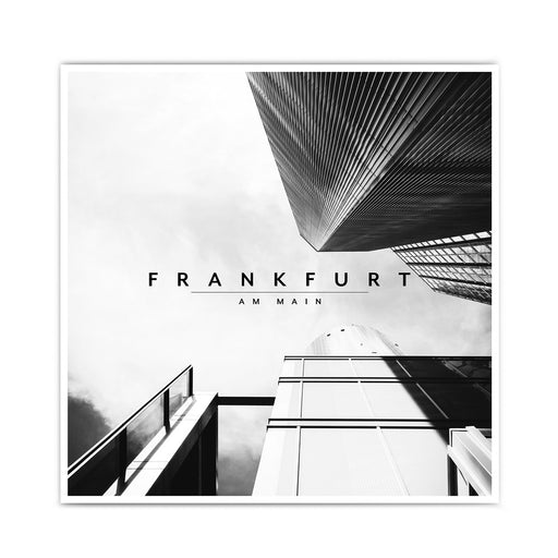 Schwarz Weiß Frankfurt Poster, blick nach oben von der Straße in die Hochhäuser. Frankfurt Schriftzug in der Mitte. Bild im quadratischen 30x30cm Format.
