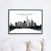 Schwarz Weiß Illustration der Frankfurter Skyline. Poster gerahmt im schwarzen Bilderrahmen an der Wand im Wohnzimmer.