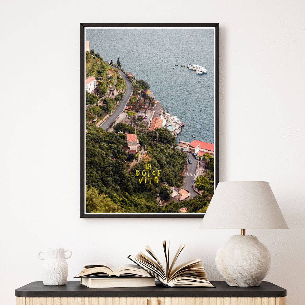italien-poster-amalfi-kueste-meer-berge-urlaub-dolce-vita-wandbild-wohnzimmer.jpg