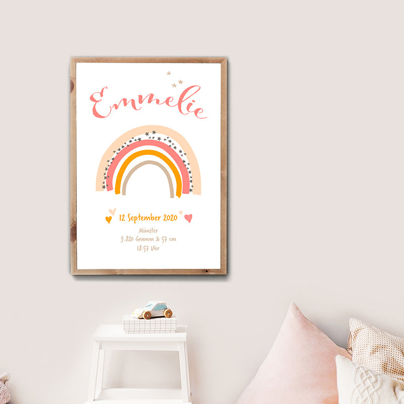 Personalisiertes Geburt Poster mit individuellen Namen und Geburtsdaten. Im Regenbogen Design. An der Wand im Mädchenzimmer an einer rosa Wand.