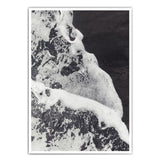 Wellen am schwarzen Strand