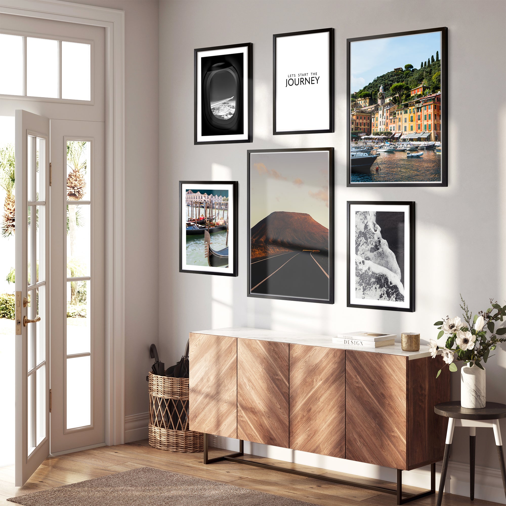 Sechs Poster als Collage zum Thema Reisen an der Wand im Flur. Fotografien aus Italien und Spanien.