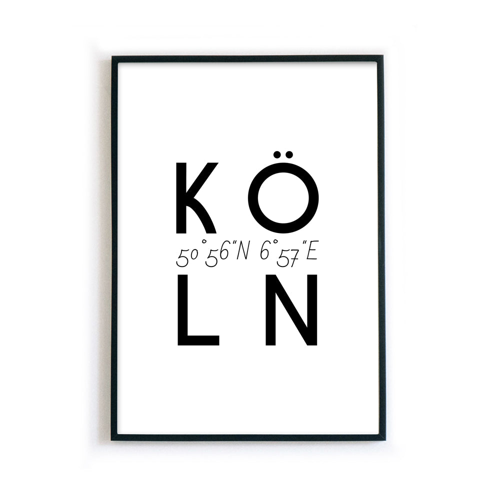 Köln Spruch Bild in schwarz weiß. Köln Schriftzug mit den Köln Koordinaten in der Mitte. Bild fertig gerahmt im schwarzen Bilderrahmen