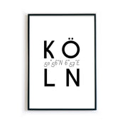 Köln Spruch Bild in schwarz weiß. Köln Schriftzug mit den Köln Koordinaten in der Mitte. Bild fertig gerahmt im schwarzen Bilderrahmen
