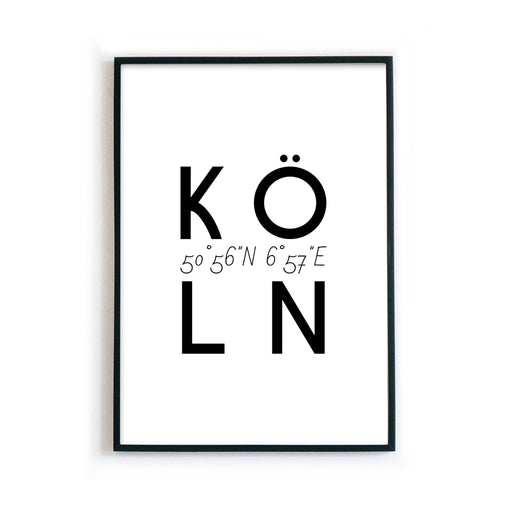 Köln Spruch Bild in schwarz weiß. Köln Schriftzug mit den Köln Koordinaten in der Mitte. Bild fertig gerahmt im schwarzen Bilderrahmen