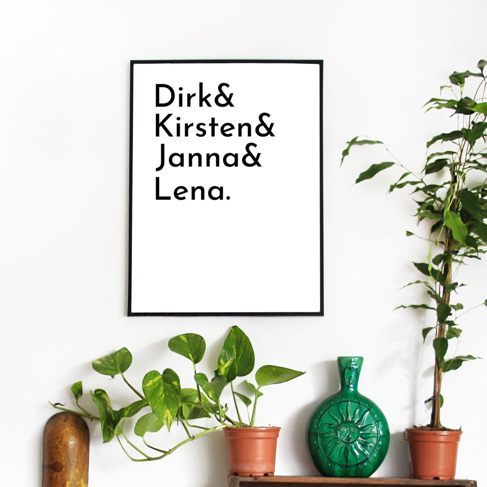 Personalisiertes Namen Poster mit individuellen Vornamen. Im schwarzen Bilderrahmen an der Wand über einem Regal.