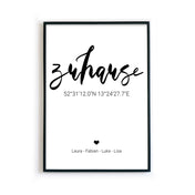 Zuhause Poster mit personalisierten Koordinaten und Namen. Bild im schwarzen Bilderrahmen.