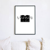 Namstay in Bed Spruch Bild im schwarzen Rahmen aufgehangen über dem Bett im Schlafzimmer.