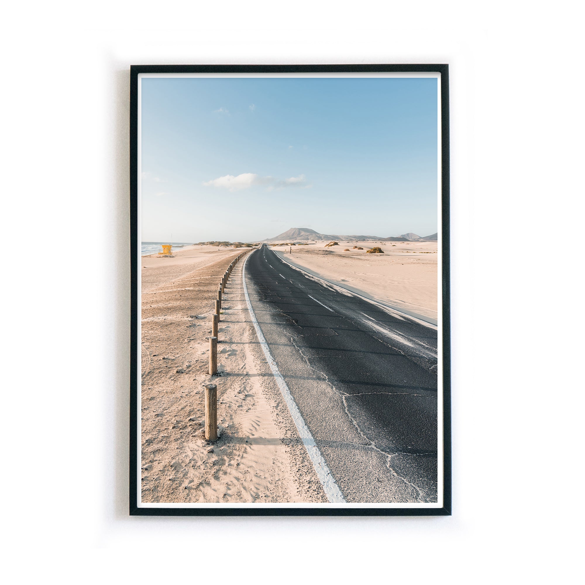 4one-pictures-poster-strand-meer-sand-urlaub-spanien-strasse-boho-beige-querformat-natur-bilderrahmen.jpg