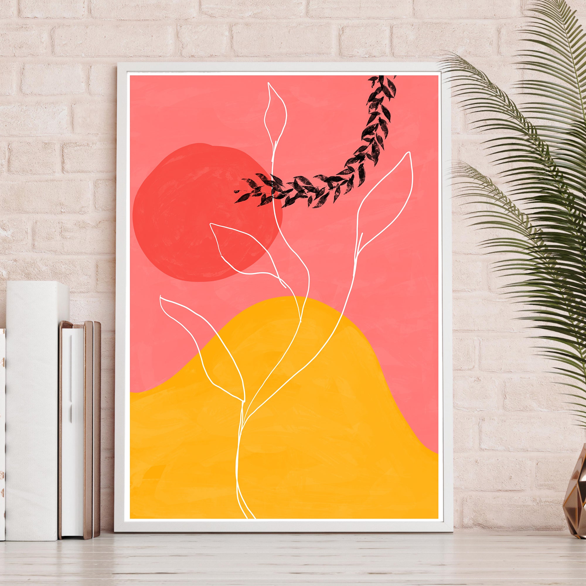 Illustration als Poster im weißen Bilderrahmen, der im Wohnzimmer in ein Regal gestellt ist.. Linien Art einer Pflanze, der Hintergrund ist Gelb und Rosa.