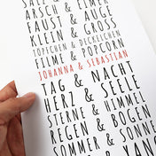 Personalisiertes Poster für paare. Passende Pärchen begriffe und in der Mitte in Rot individuelle Vornamen. Nahaufnahme der Druckqualität.