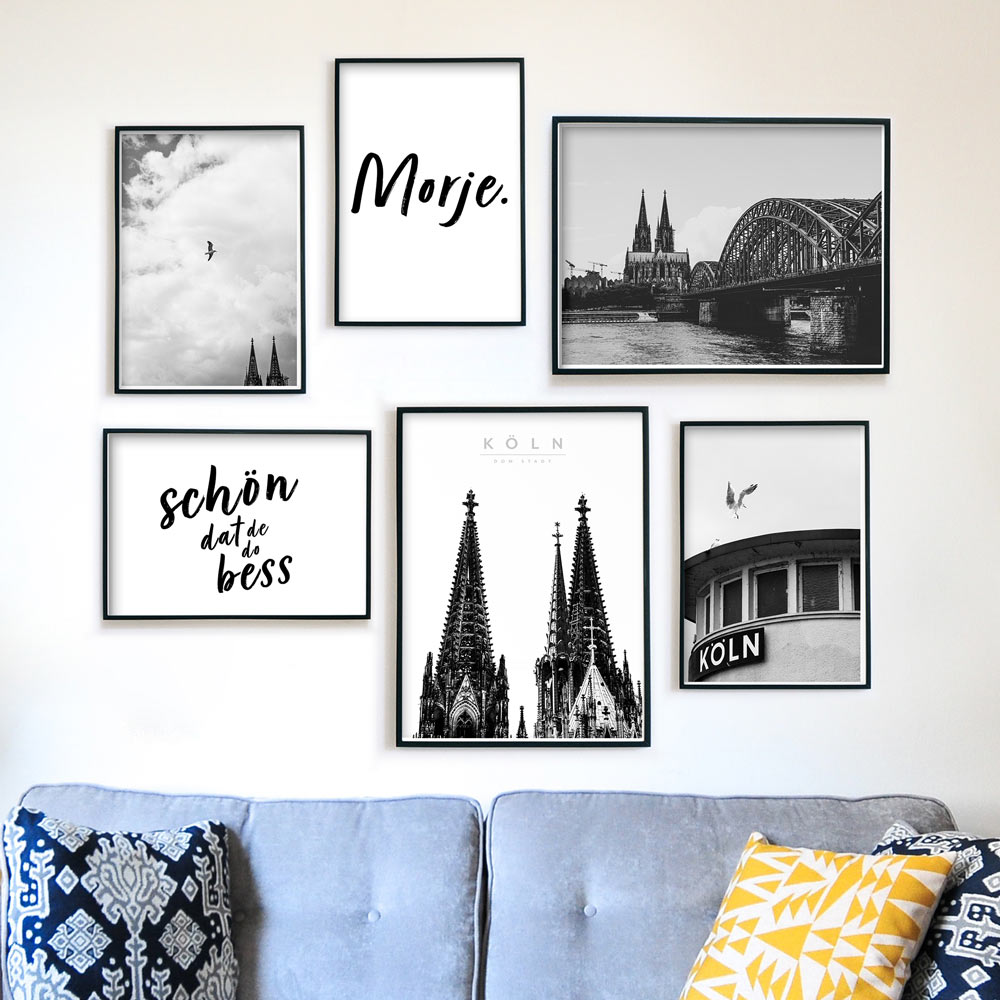 6er Köln Poster Set in schwarz weiß über einem blauen Sofa. Köln Fotografien vom Kölner Dom kombiniert mit morje und schöt dat de do bess sprüchen.