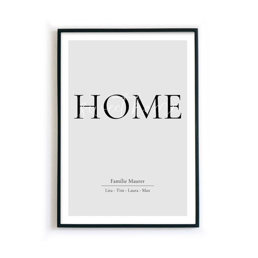Home Sweet Home Poster in Grau mit personalisierten Vornamen und Familiennamen. Bild im schwarzen Rahmen.