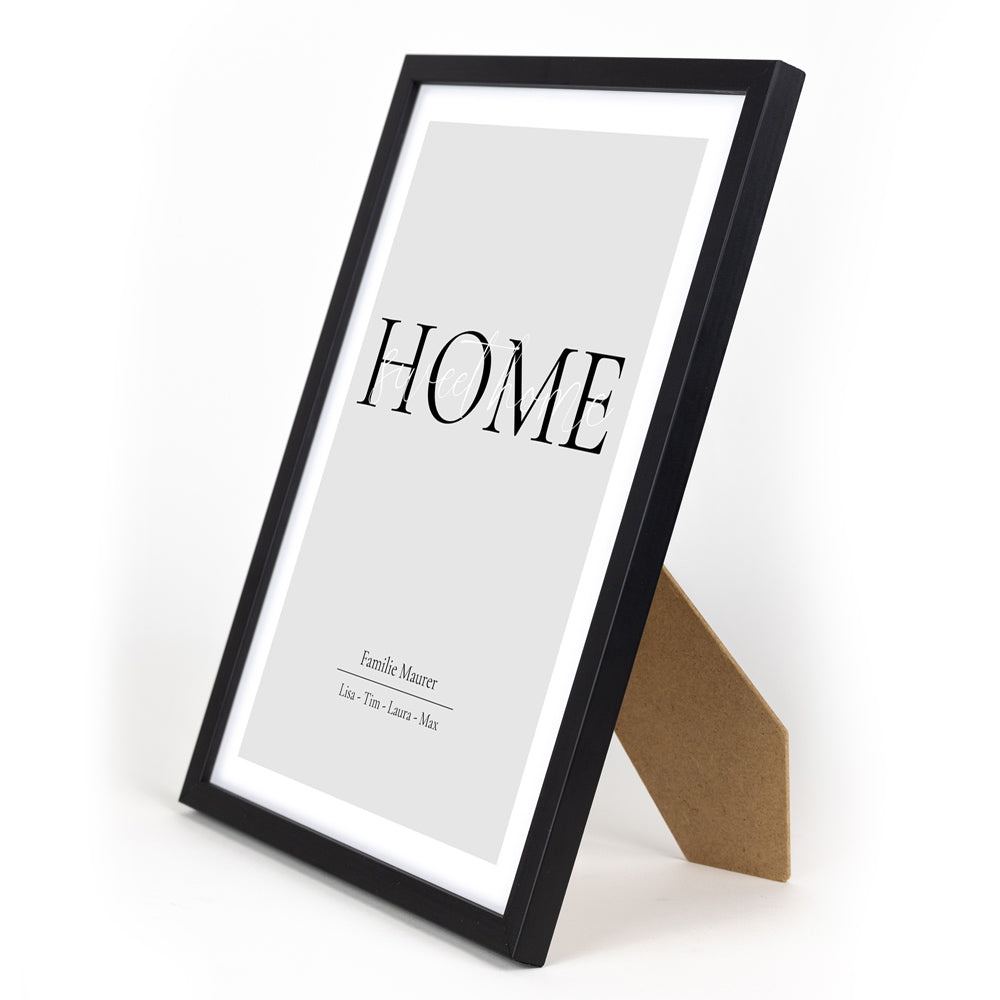 Home Sweet Home Poster in Grau mit personalisierten Vornamen und Familiennamen. Bild im schwarzen Din A4 Rahmen.