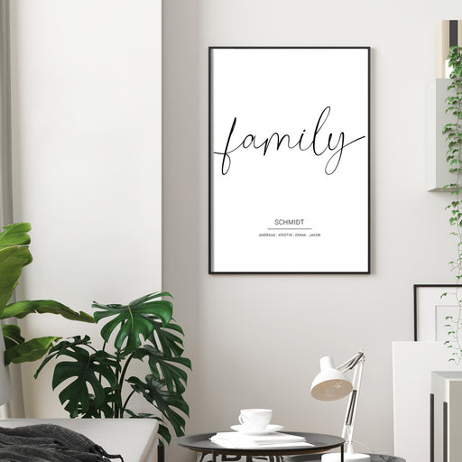 Personalisiertes Family Poster mit individuellen Familiennamen und Vornamen. Bild an der Wand im schwarzen Bilderrahmen.