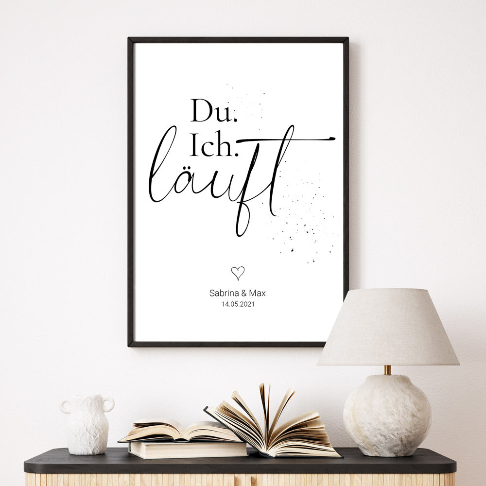 Du. Ich. Läuft Poster mit personalisierten Namen und Datum. Poster in schwarz Weiß im Bilderrahmen an der Wand.