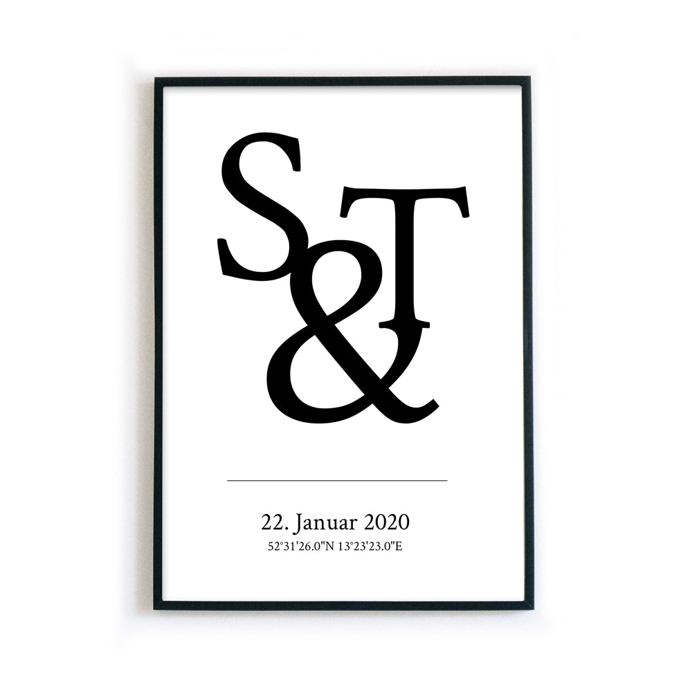 & Zeichen mit individuellen Initialen. Darunter personalisierte Koordinaten und Datum. Poster im schwarzen Bilderrahmen.