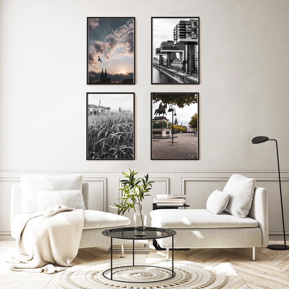 Vier Köln Poster in Bilderrahmen im Wohnzimmer über dem Sofa. Zwei in schwarz weiß, zwei in Farbe. Kölner Dom, Kranhäuser und Innenstadt von Köln Fotografien.