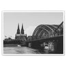 Schwarz Weiß Köln Poster im Querformat. Bild der Hohenzollernbrücke, dem Rhein und dem Kölner Dom.