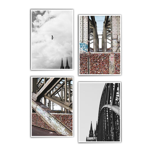4er Köln Poster Set mit zwei schwarz weiß Bildern vom Kölner Dom und zwei Bilder der Hohenzollernbrücke in farbe.