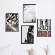 4er Köln Poster Set mit zwei schwarz weiß Bildern vom Kölner Dom und zwei Bilder der Hohenzollernbrücke in Farbe. Poster in Rahmen über dem Sofa.