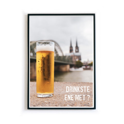 Köln Poster im Bilderrahmen. Motiv mit einem Kölsch, dem Rhein, dem Kölner Dom und der Hohenzollernbrücke im Hintergrund. Drinkste ene Met Spruch unten rechts.